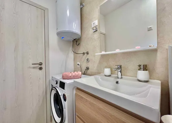 In 43363 * Jadranovo